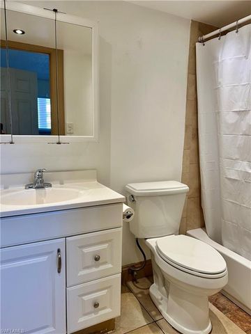 190 Turtle Lake CT # 202, Naples, FL 34105