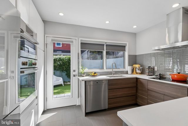 2424 WAVERLY ST, Philadelphia, PA 19146