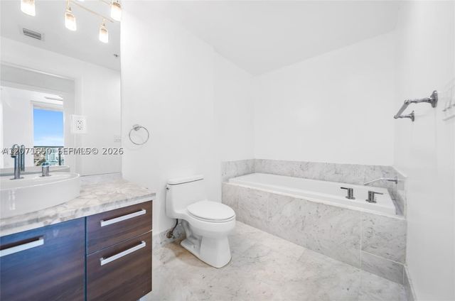 244 Biscayne Blvd 3704, Miami, FL 33132