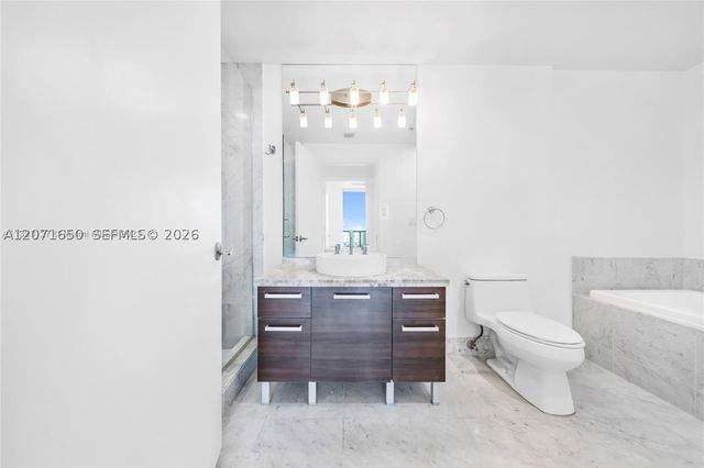 244 Biscayne Blvd 3704, Miami, FL 33132