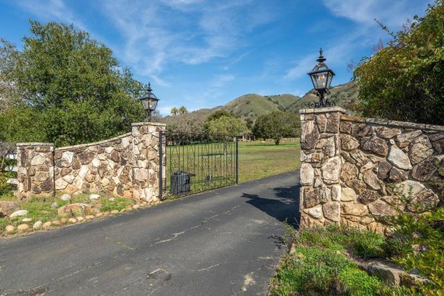 10 Ring Lane, Carmel Valley, CA 93924