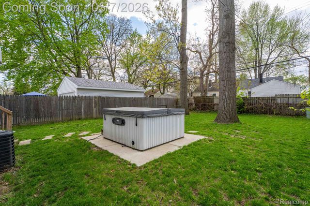 23785 Davey Avenue, Hazel Park, MI 48030
