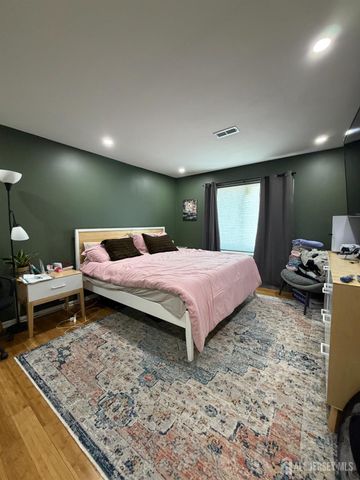 80 farnham Square, Parlin, NJ 08859