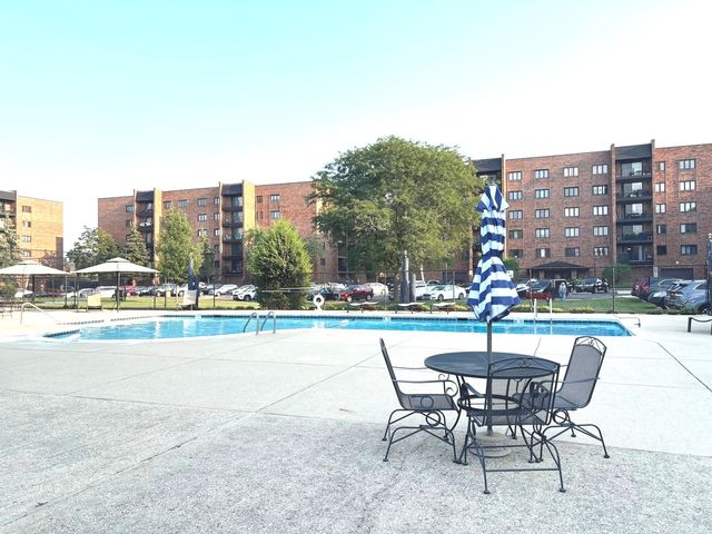 9332 Landings Lane 504, Des Plaines, IL 60016