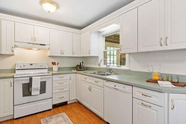 28 Valentine Rd, Framingham, MA 01702