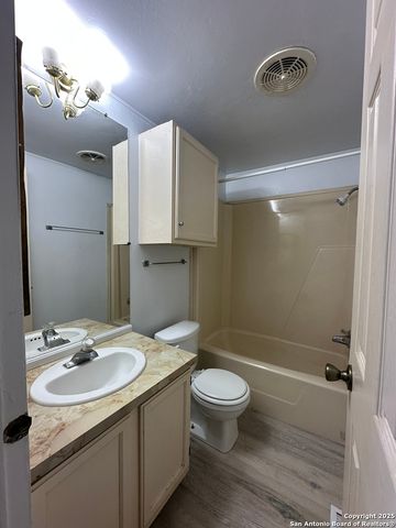 128 Frontier Ln Unit B, Bandera, TX 78003