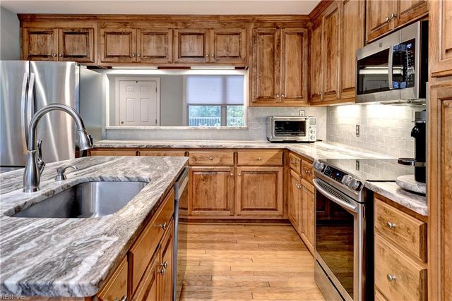2209 William Styron Sq S, Newport News, VA 23606