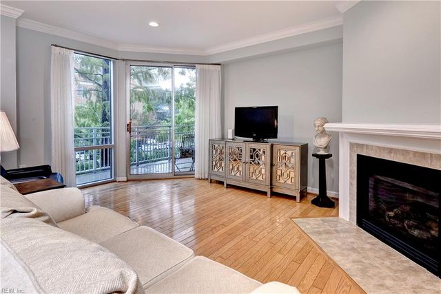 2209 William Styron Sq S, Newport News, VA 23606