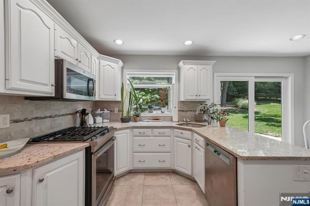 36 Stonefence Road, Oakland, NJ 07436