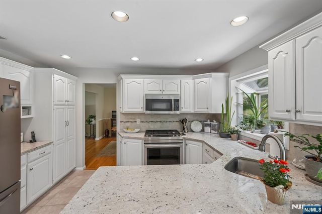 36 Stonefence Road, Oakland, NJ 07436