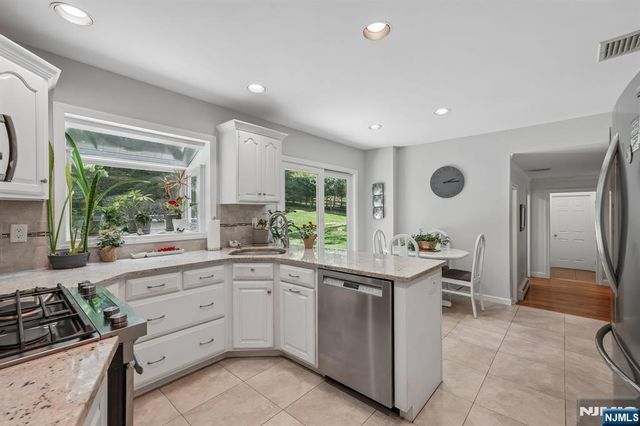 36 Stonefence Road, Oakland, NJ 07436