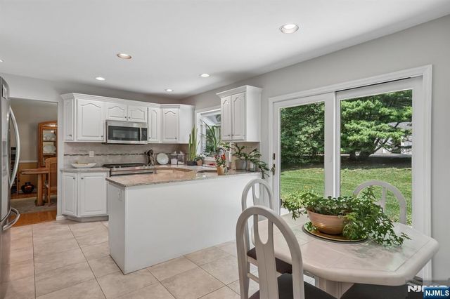 36 Stonefence Road, Oakland, NJ 07436