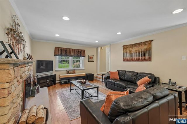 36 Stonefence Road, Oakland, NJ 07436