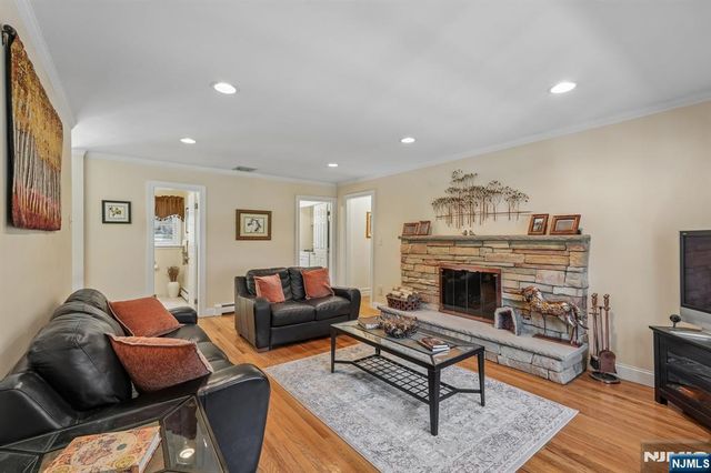 36 Stonefence Road, Oakland, NJ 07436