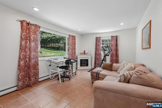 36 Stonefence Road, Oakland, NJ 07436