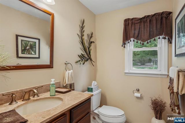 36 Stonefence Road, Oakland, NJ 07436