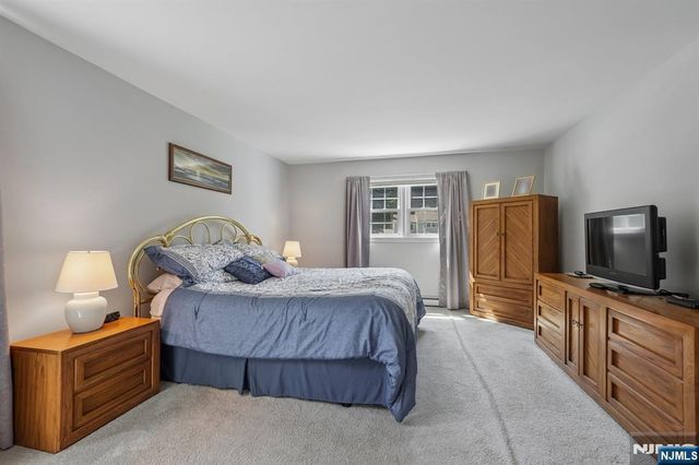 36 Stonefence Road, Oakland, NJ 07436