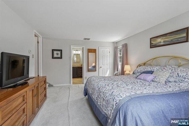 36 Stonefence Road, Oakland, NJ 07436
