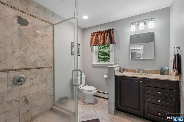 36 Stonefence Road, Oakland, NJ 07436