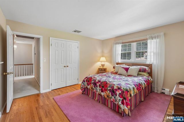 36 Stonefence Road, Oakland, NJ 07436