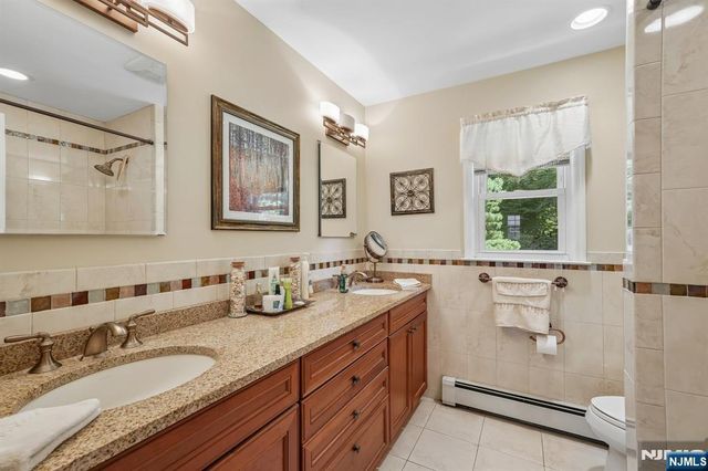 36 Stonefence Road, Oakland, NJ 07436