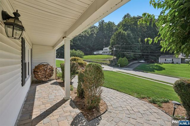 36 Stonefence Road, Oakland, NJ 07436