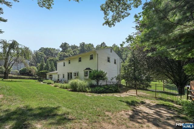 36 Stonefence Road, Oakland, NJ 07436