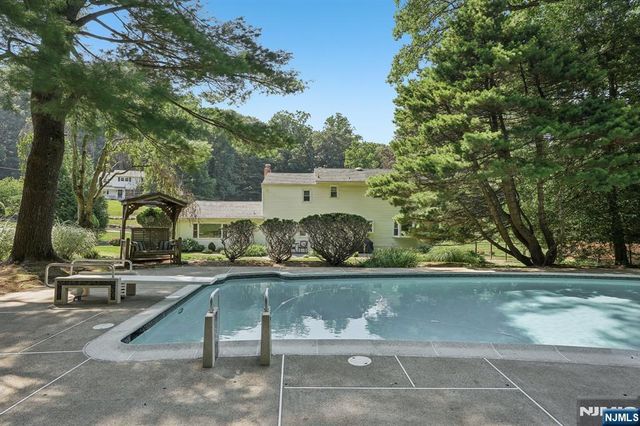 36 Stonefence Road, Oakland, NJ 07436