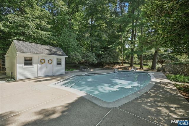 36 Stonefence Road, Oakland, NJ 07436