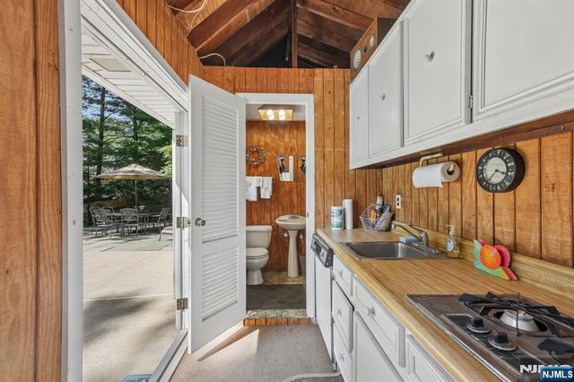 36 Stonefence Road, Oakland, NJ 07436