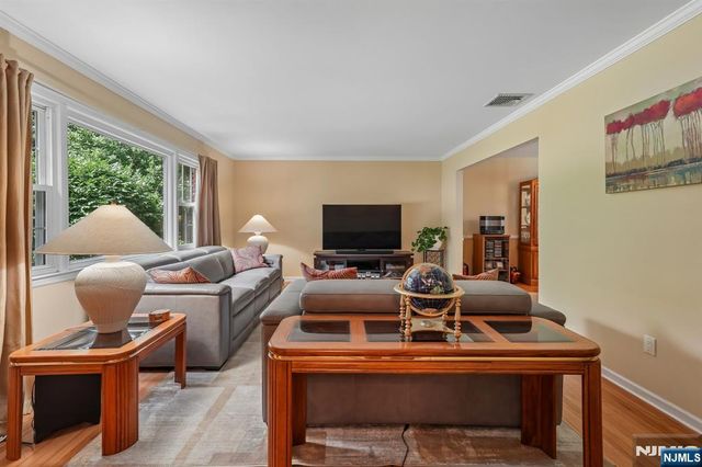 36 Stonefence Road, Oakland, NJ 07436