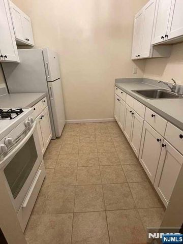 636 Godwin Avenue 9B, Midland Park, NJ 07432