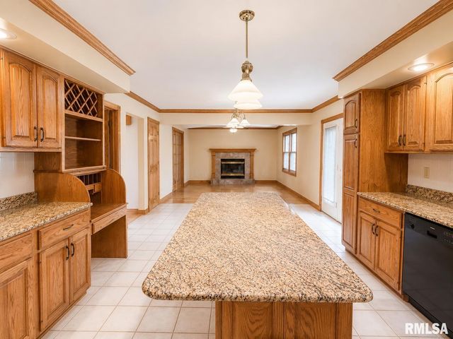 1216 W Cayman Cove, Peoria, IL 61615