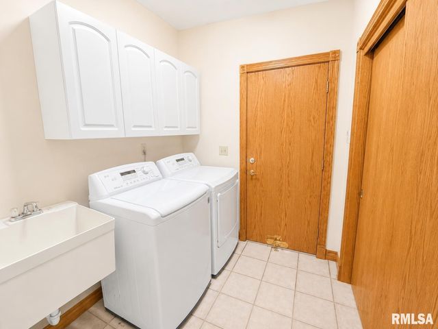 1216 W Cayman Cove, Peoria, IL 61615