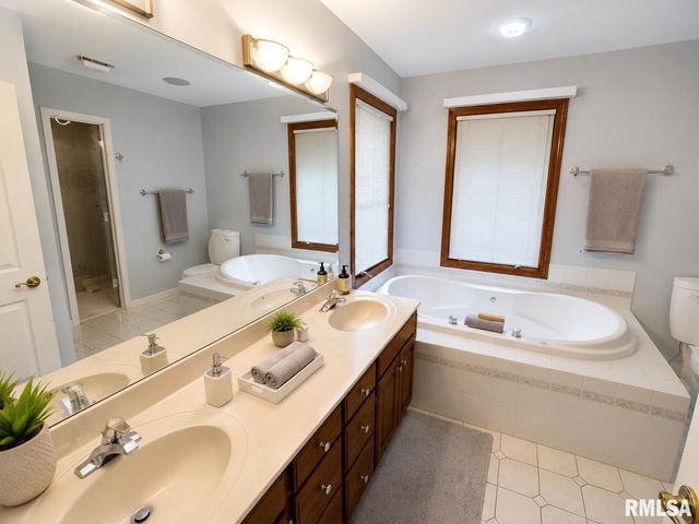 1216 W Cayman Cove, Peoria, IL 61615