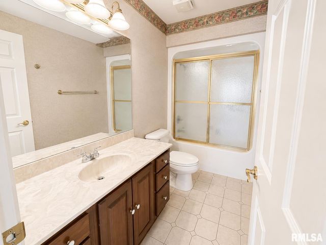 1216 W Cayman Cove, Peoria, IL 61615