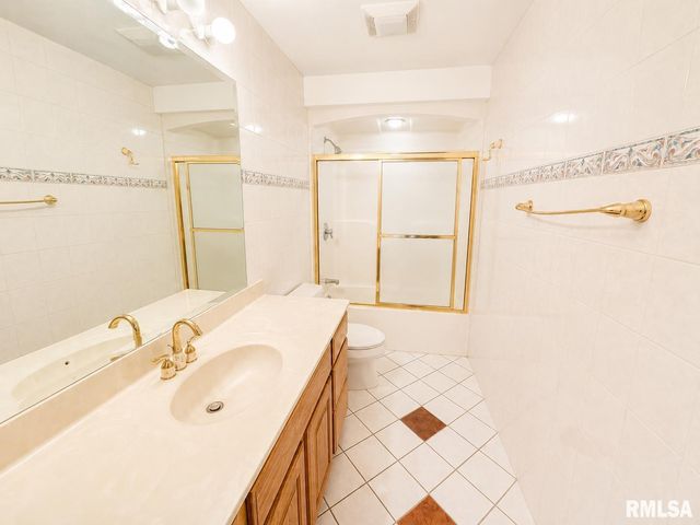 1216 W Cayman Cove, Peoria, IL 61615