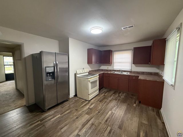 538 NE Lake St, Topeka, KS 66616