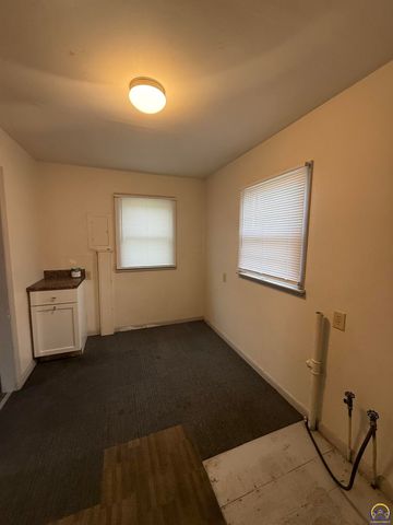 538 NE Lake St, Topeka, KS 66616