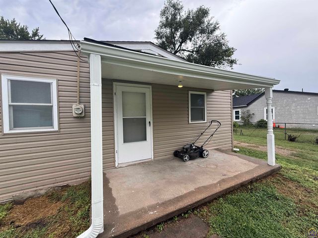 538 NE Lake St, Topeka, KS 66616