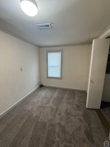 538 NE Lake St, Topeka, KS 66616