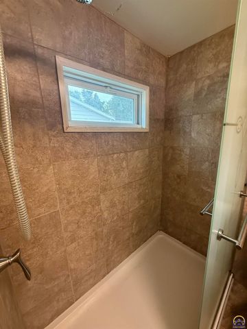 538 NE Lake St, Topeka, KS 66616