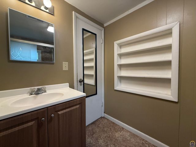 538 NE Lake St, Topeka, KS 66616