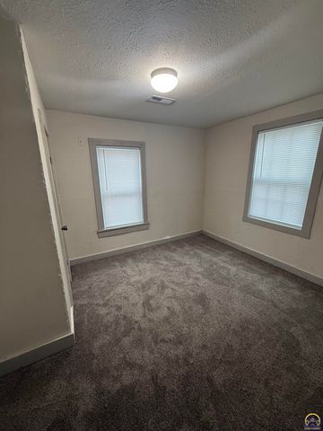 538 NE Lake St, Topeka, KS 66616