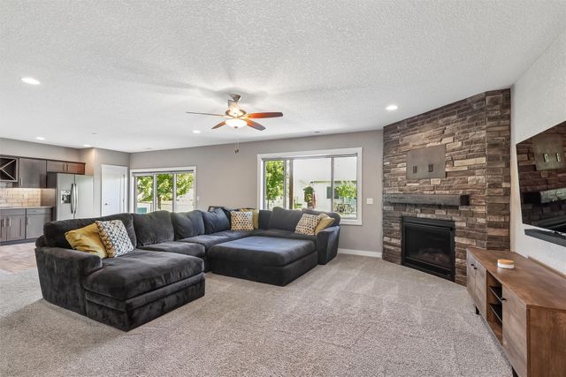 16215 Northpark Drive, Urbandale, IA 50323