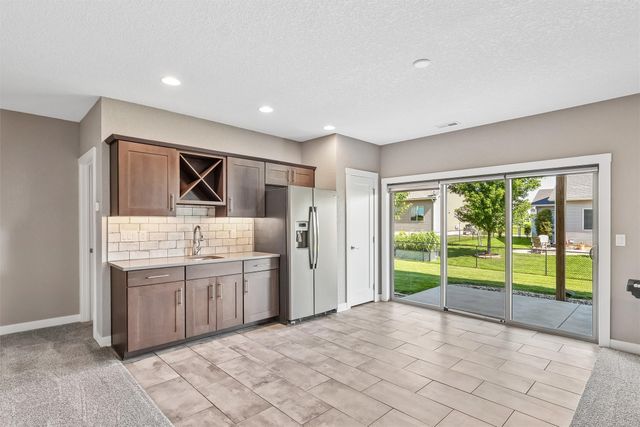 16215 Northpark Drive, Urbandale, IA 50323