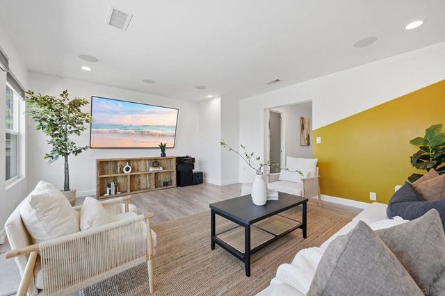 9257 Dillon Dr, La Mesa, CA 91941