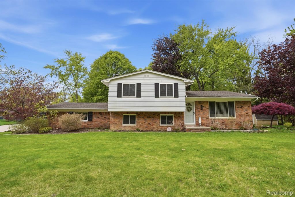 2478 Hiller Road, West Bloomfield Charter Township, MI 48324