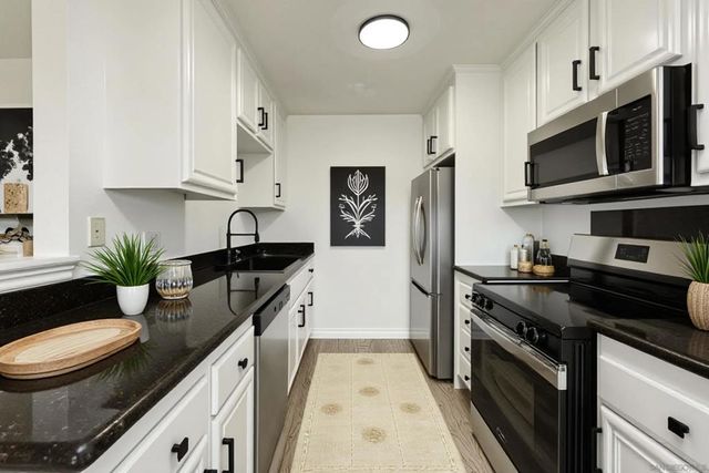 9949 Erma Rd 203, San Diego, CA 92131