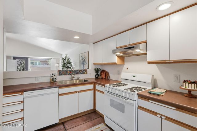 3136 E Macenroe Lane, Tucson, AZ 85716